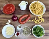 Składniki na pyszny makaron z chorizo: pomidory, cebula, czosnek, makaron penne, śmietanka, parmezan, oliwa, przyprawy i świeża natka pietruszki.