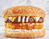 Apetyczny burger drwala przepis: soczysta wołowina, chrupiąca panierka, ser i biały sos na sezamowej bułce.