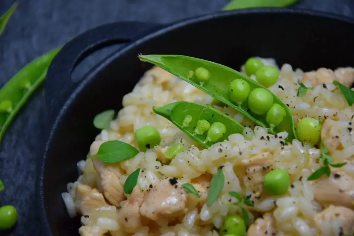 Risotto z kurczakiem i groszkiem cukrowym. Idealny przepis na wiosenny obiad.