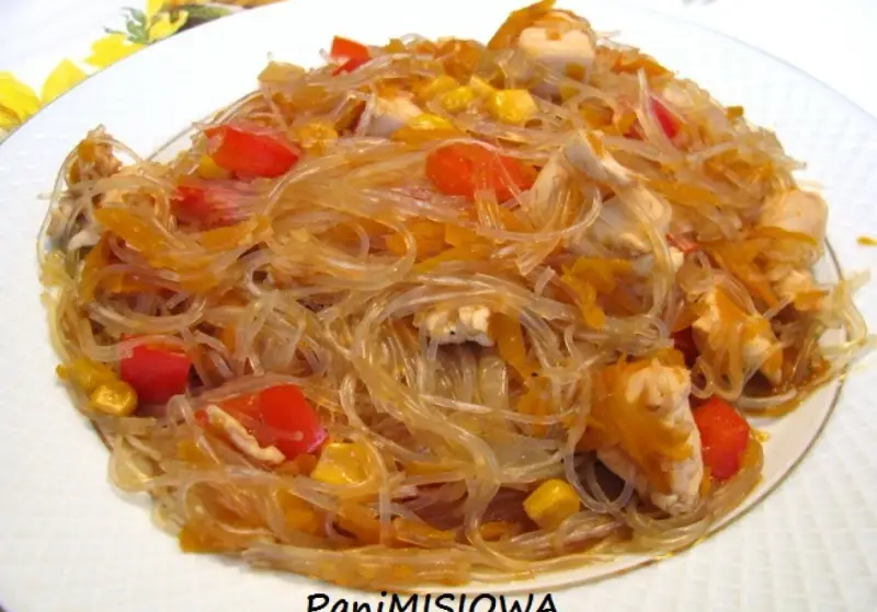 Pyszne danie z makaronem sojowym, kawałkami kurczaka, papryką i kukurydzą.